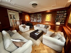 Eladó 2 kanapé és 2 fotel – elegáns, homokszínű nappali garnitúra extra kiegészítőkkel