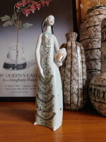 Hollóházi korsós lány -  J. Seregély Márta terve - 27.5 cm