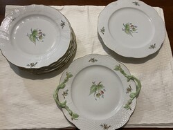 Herendi 6 lapos tányér és 2 kínáló. Nagymamától kaptuk. A lapos tányérok mérete:26 cm.