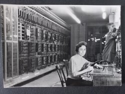 Régi fotó 1950-es évek telefonközpont – kezelőnő manuális kapcsolótáblánál