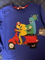 H&M-ben vásárolt 122-128-as méretű vidám fiú felső. Sötétkék alapon figurális mintával elől és hátul