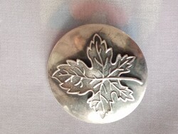 Régi ezüstözött réz  képcsarnokos iparművészeti  Vál Valéria ötvös  levél bross / kitűző