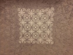 Kézzel horgolt pillangós csipketerítő – 32x32 cm