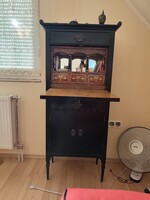 Fekete szekreter felül fiókos, alul polcos. Megkímélt állapotban eladó.