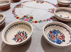 Szénási János HMV kerámiakészlet (10 db), ajándék hímzett asztalterítővel