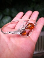 Gyönyörű borostyán köves ezüst karkötő