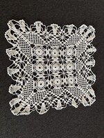Vintage kézzel horgolt csipke terítő – 30×30 cm