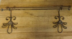 Antikolt törölköző vagy sàl tartó falidísz barokk stílusjegyekkel