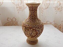 Vintage kínai elefántcsontszínű faragott váza virágos domborművel 17cm