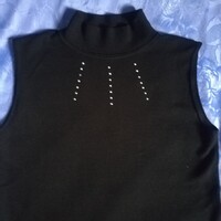 Fekete top, szegecses díszítéssel