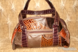 Bőrtáska bőr darabokból.