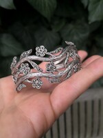 Gyönyörű virágos-indás ezüst karperec, karkötő