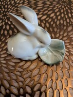 Húsvéti dísz ,Zsolnay pajzspecsétes porcelán nyuszi káposztalevéllel, porcelán nyúl