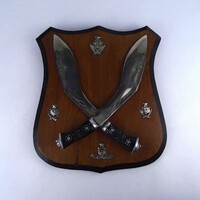 1Z303 2 darab Kukri tőr keresztben fa talapzaton - nagyméretű indiai falidísz 32 x 28 cm