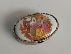 Arany színű kis cizellált dobozka tetején szép jelenetes porcelán díszítéssel