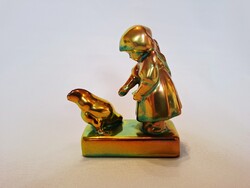 Zsolnay Eozin – Tyúkot etető kislány (395.)