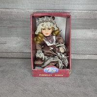 Porcelán fejű baba gyűjtőknek saját dobozában