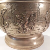 Ritka 19. sz.-i japán hibachi – mitológiai domborművekkel