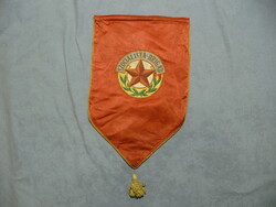 Retro zászló hímzett szocreál zászló Rákosi kor szocialista brigád zászló korai tipusú jelvénnyel