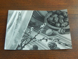 Húsvéti üdvözlet - hímestojások, barkavessző, kosár, függöny - fekete-fehér képeslapon