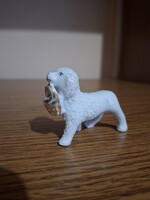 Porcelán kutya figura kosárral.