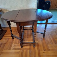 Csavart lábú, összecsukható asztal