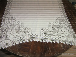 Gyönyörű horgolt csipkés fehér terítő futó​