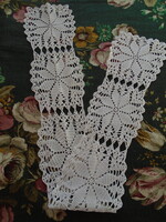 Horgolt futó, terítő   118 x 14 cm.