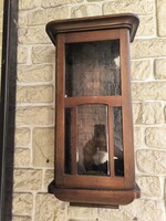 Szecessziós Art Deco stílusú Fali vitrin falióra doboz jelzéssel, Csiszolt üveg, kulcstartó làmpa vi