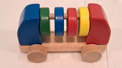 Les-Kra márkájú fa játékautó, Szlovéniában készült kézműves termék.