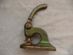 Antik öntöttvas nemesi címeres pecsétnyomó névjegykártya levélpapír szárazbélyegző pecsételő