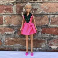 Steffi Love baba csillámos pink - rózsaszín divatos ruhában, mozgatható végtagokkal