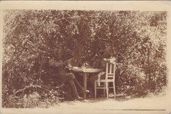 Így ebédelünk egy lugasban fotólap katona csoportkép