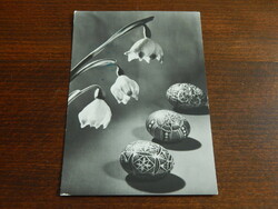 Húsvéti üdvözlet - hímestojások, gyöngyvirág - fekete-fehér képeslapon