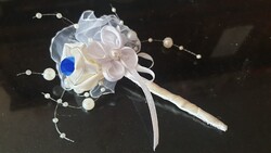 ESKÜVŐ BOK23 - Ekrü szatén rózsás kitűző, bokréta lóhere virággal