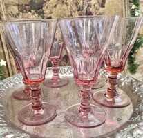 Rózsaszín talpas poharak