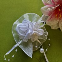 ESKÜVŐ BOK24 - Hófehér szatén rózsás kitűző, bokréta lóhere virággal