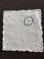 Fehér hímzés lyukhímzéssel 20 x 20 cm