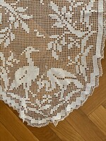 Kézzel horgolt filet csipke (filé csipke) terítő, daru madár mintával.