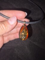 • 375/ 9karátos  valódi arany zárral, különlegesen gravírozott borostyán  medál