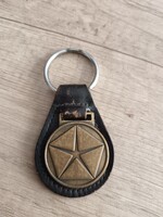 Vintage, sárgaréz és bőr Chrysler Pentastar kulcstartó.