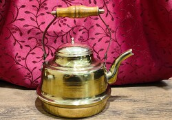 Elegáns, sárgaréz teáskanna – fa fogantyúval