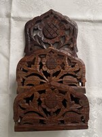 Aprólékosan, gyönyörűen faragott Keleti fa polc, levélnek, csekknek.