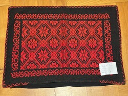 Eredeti kalotaszegi írásos hímzésű párnahuzat – Erdély – 1930–1950 – 52 × 36 cm