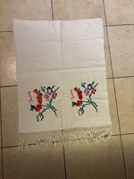 Antik paraszti hímzett törlőkendő – Felvidék / Palóc vidék – kézi munka – 82 × 56 cm