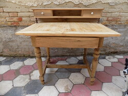Keményfa íróasztal. Szélessége 110 cm.