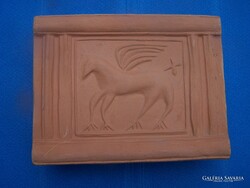 Díszcsempe (tégla) pegazus ábrázolással hibátlan, falra akasztható vagy falba építhető  18x13x4 cm