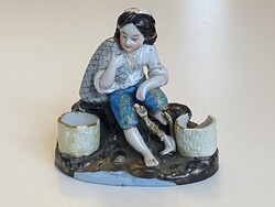 ANTIK OLASZ, FESTETT PORCELÁN FŰSZERTARTÓ, SÓTARTÓ FIÚ FIGURÁVAL, SOK HIBÁVAL