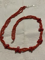 Korall három soros gyöngysor, ezüst kapoccsal, nagyon szép.