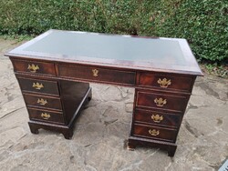 Klasszikus sokfiókos íróasztal